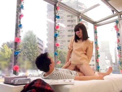 エロ過ぎる快感に思わずチンポ挿入生ハメセックス！友達同士の素人女子大生たちマジックミラー号乗車して素股に挑戦！