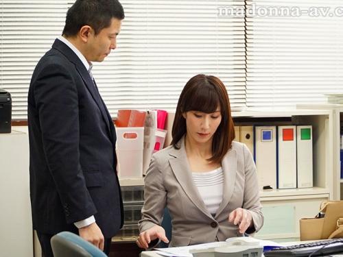 もう終電まで待てない…非常階段で濃厚エロセックス！勤務中に呼び出され非常階段で貪り合う女上司と部下の変態性交！