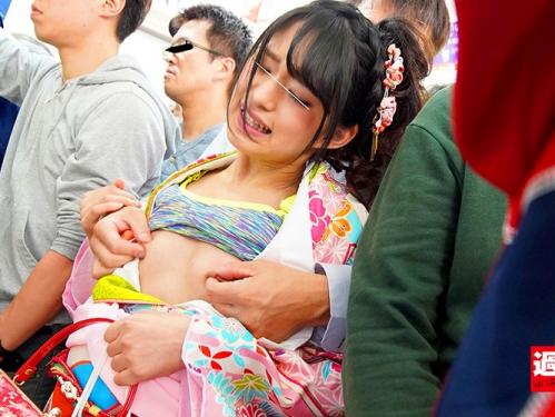 かわいい振袖を脱がされ生ピストンの快楽に酔いしれる！社会人となった自覚を持たせる獲物は初々しさ溢れる成人娘！