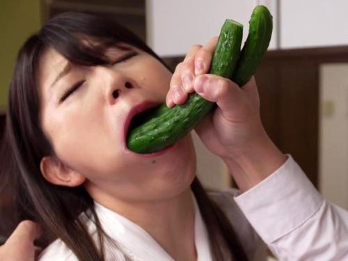 オマンコを広げて撮影される円光快楽セックス！お小遣い稼ぎの援交のつもりが密かな変態願望が覚醒する淫乱エロ人妻！
