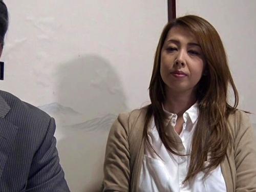 【ヘンリー塚本】知らないのは夫だけ…刺激的な不倫セックスでスリルと興奮を味わう淫乱エロ美熟女人妻たち！
