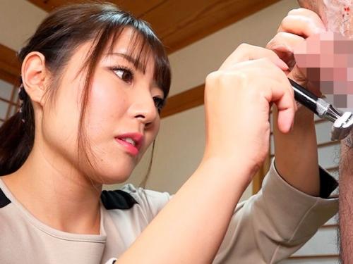 剃毛のプロにしてフェラ手コキの達人！陰毛の処理により感度が増したチンポをフェラ舌技で昇天させるエロエステ！