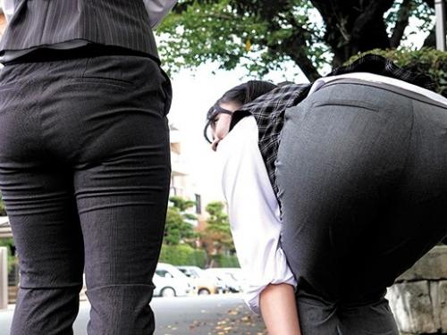 街で見かけた美人OLの揺れる無防備な巨尻デカ尻をたっぷり堪能する尻フェチ垂涎エロ映像！パンツスーツのデカ尻OL盗撮！