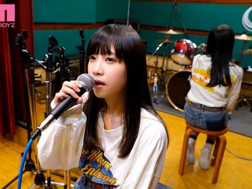 自信がつけば人前でも歌えるかも…美少女の挑戦的AVデビュー！顔出しせずに隠してきたSNSで話題の女性シンガー！