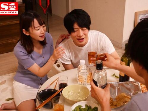 寝取られてるのに何も言えず寝たふり鬱勃起！彼女の喘ぐ声で目が覚める…彼氏の目の前で浮気セックスする彼女！
