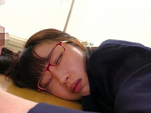 文系めがね女子を眠らせて犯しまくり強姦レイプ凌辱セックス！清楚系制服美少女JKセックス記録映像が流出！