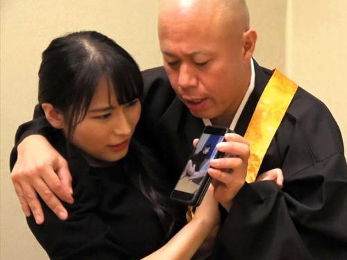 自慰にふけるゴケの疼き穴！法要に訪れた住職が見た未亡人のオナニー姿に生臭坊主の好色ナマチンポが捻じ込みまくる！