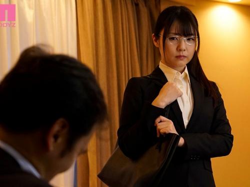 激突きピストンで朝まで激突きセックスで快楽絶頂する淫乱エロOL娘！嫌いな変態上司と間違って相部屋で凌辱される！