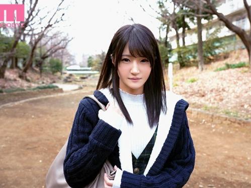控えめなあの娘は洋服を脱ぐと健康美のアスリートエロボディ！自分に自信がないとAVデビューした激カワ美少女！