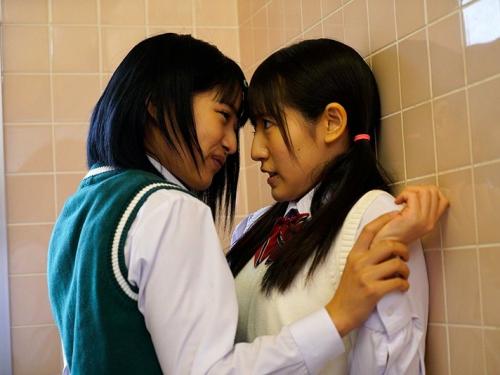 押し倒されレズセックスの餌食となる女子校生！女子を犯すために女子校に転校してきたレズレイパー制服美少女JK！