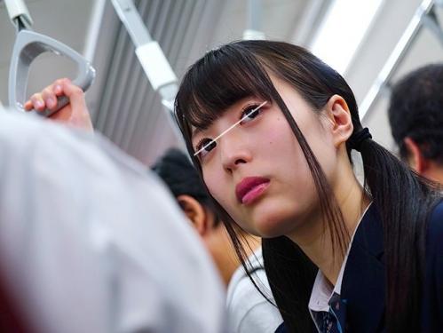 ナメクジのように這いずる指がケツのワレメからマンコに無断侵入し痴漢師の凄テク激愛撫にメス墜ちする制服美少女JK！