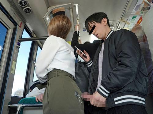 誘われるまま濃厚騎乗位セックスで何度イッても帰れない！大人の色気に魅了され巨尻を触った少年が痴漢した女性は痴女だった！