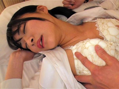 会社の飲み会の帰りに泥酔して動けなくなった同僚OLをお持ち帰り！ホテル相部屋に泊まり理性崩壊なし崩しエロセックス！