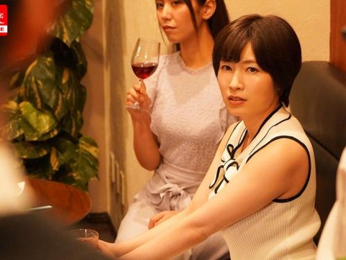 同窓会で再会しハメを外しまくってNTR不倫セックスしまくる淫乱欲求不満美熟女人妻！朝目覚めたら元カレが横に！