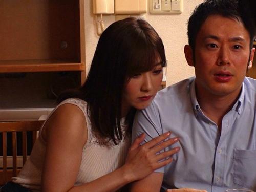 寝室に運ばれ犯されながらも快楽に身を沈める！隣人夫婦の策略にハマってNTRガン突き不倫エロセックスで寝取られてしまう人妻！