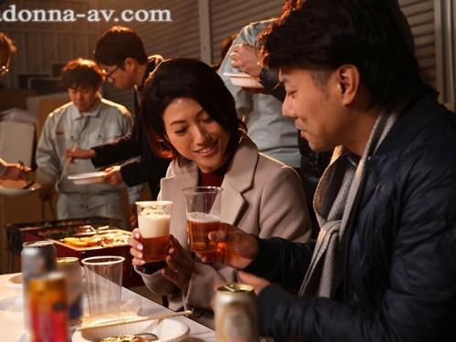 旅先で美熟女はメス豚奴隷へと変貌を遂げ意思に反しイキ狂いセックス！真面目で従順健気に働く地味人妻は性奴隷と化す！