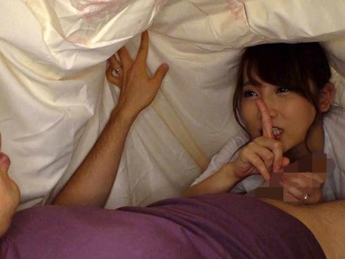 隣で旦那が寝てるのに…バレちゃう！緊張と興奮で今まで感じた事の無い快感が身体中を駆け巡る！