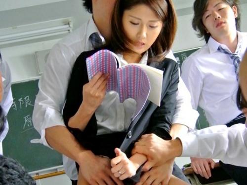 生徒たちの前で恥じらい淫語授業をする卑猥な淫乱エロ人妻女教師凌辱レイプ！美しい唇から放たれる最も醜い言葉の羅列！
