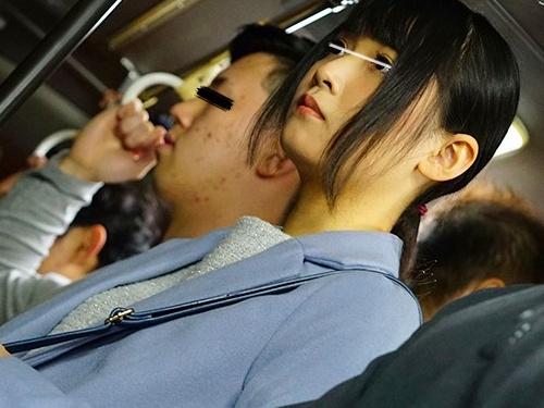 容赦無く恥辱と被虐凌辱の限りを尽くされる美女OL！乗客は全員痴漢師の集団痴漢でアクメ墜ちさせられ激愛撫と激責め！