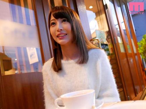 カメラの前では緊張しっぱなしだけどチンポ挿れたら感じまくり美少女！心も身体もピッカピカ華の19歳女子大生AVデビュー！