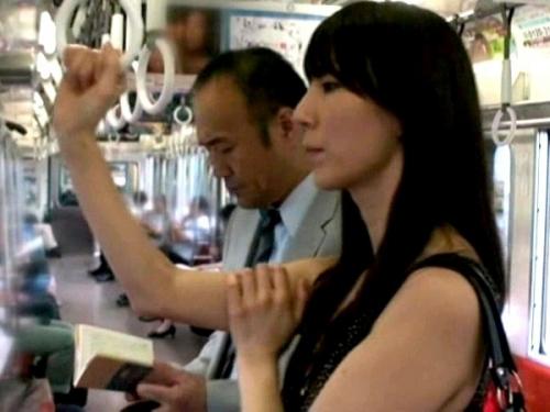 【ヘンリー塚本】日々の平凡な毎日に飽きて不倫セックスのスリルと興奮に身を沈める淫乱エロ美熟女人妻！