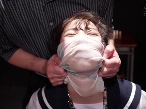 純朴制服美少女JKを襲った突然の悲劇！机の身体を拘束し強烈なイラマチオで徹底的に犯し凌辱する！