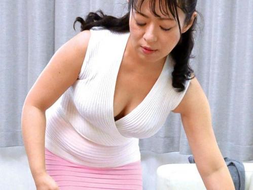義母と淫乱生活に溺れたい！家事のお礼にマッサージで濃密愛撫からの背徳の近親相姦不倫セックス！