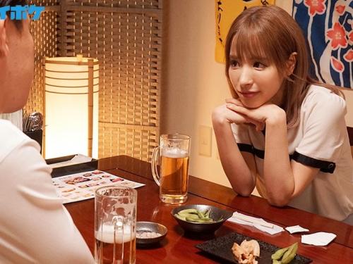 きっかけは3杯のお酒と出来心だった！逞しい肉棒を見て理性が崩壊し自らチンポを口にくわえ欲望を解放する巨乳美女！