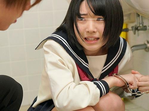 強引におしっこを排出させる利尿剤を飲まされ拘束された制服美少女JKが失禁しまくるお漏らしおしっこ羞恥地獄！