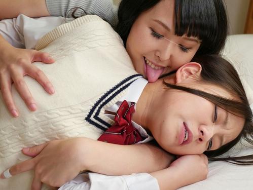 居座り続ける変態レズビアンがリビングも風呂も制服美少女JKを絶頂支配する！泊まりに来た友達は侵入者だった！