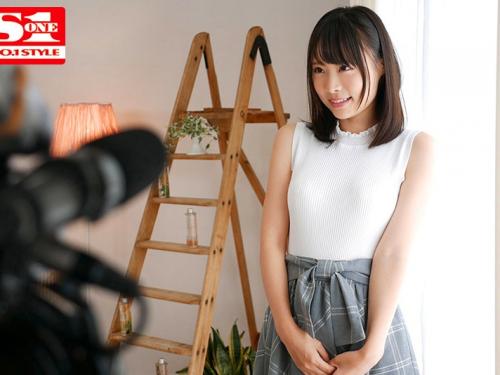 カメラの前でドキドキインタビュー初脱ぎ→初挿入までの一部始終を収録した決心の初挿入エロセックス！