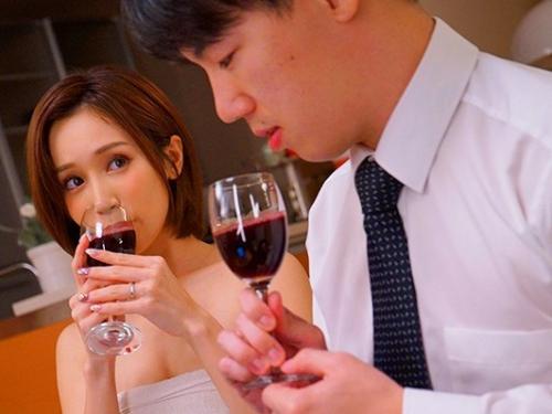 憧れだった上司の奥さんの大人の色香に理性崩壊し禁断の浮気エロNTRセックスに溺れる！