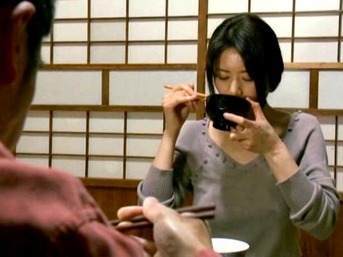 【ヘンリー塚本】この世で何が素晴らしいか…惚れた男のチンポを自分の穴にくわえ込む時ほど至福の時はない淫欲のエロ熟女人妻！