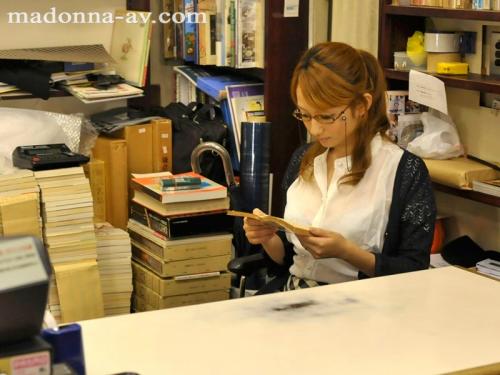 美熟女の妄想は現実となり貪り合う濃密セックス！官能小説の世界に浸り欲望を掻き立てては蜜壺を静かに濡らす古本屋の淫乱人妻！