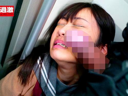 男達の興奮をあおる…嫌がる顔に欲情！理性を壊されそうなほどしつこい痴漢師のイラマチオで放心する制服美少女JK！
