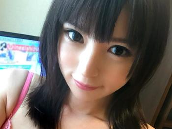 イケメンに一目惚れしちゃったかもと言われちょっと困ると言いつつも嬉しそうな美少女///♡