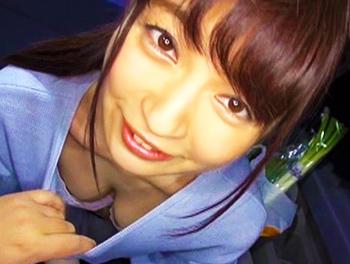 『素人ナンパ企画！清楚な美人妻に見えてチンポの扱いがめちゃエロｗ』手コキやフェラ！服に手を突っ込まれ巨乳を触られる♥//