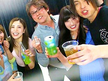 <大乱交>お洒落な街で飲み慣れている清楚で可愛い淫乱痴女お姉さん達がお酒飲んでパリピ状態//♥チンポハメられ感じまくり！