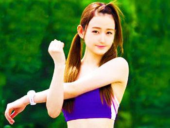 18歳の若い色白美肌で美巨乳おっぱい！経験人数も少ない美少女がフェラしたりチンポ挿入中に電マ当てたりビクンと感じちゃう！
