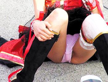 コミケの撮影会場でパンツにリモコンローター仕込むド変態コスプレイヤーｗガチすぎてこれはバレたらヤバいやつｗ/♥