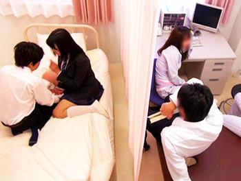 誰かきちゃう…『大丈夫だよ、隠れればいいじゃん//♥』笑顔が可愛い女子高生が保健室で丁寧にチ〇ポの鬼頭をチロチロ舐めちゃうｗ
