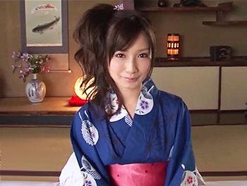 〓激カワ〓浴衣姿のポニテ娘！騎乗位の途中でインタビューされて感じながら頑張ってしゃべるｗ