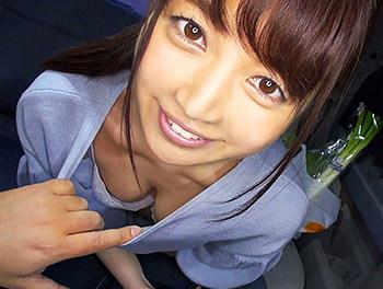 可愛い人妻の手コキやフェラｗ服の間に手を入れたら恥ずかしそうに照れる(^^♪