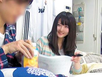 黒髪ロングの美少女が生放送しながらおしゃべり///♥ベッドの上に座ってパンチラしちゃってます///♥