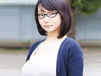 眼鏡で地味っぽい子程エロい説ｗ目隠しで身体を触られ反応しちゃうｗｗｗ