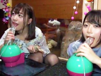 お酒飲んでノリが気分が良くなっている女の子にマシンバイブ見せたら楽しそう！電マ責めで感じまくり///♥