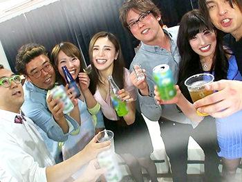 お酒飲んでパリピ状態！お洒落な街で飲み慣れている清楚で可愛い淫乱痴女お姉さん達//♥みんなでワイワイ大乱交ｗｗｗ