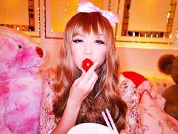 ロリ系お姫様ファッションをした美少女//♥クンニや立バック騎乗位で感じまくり！中出しされちゃう！！