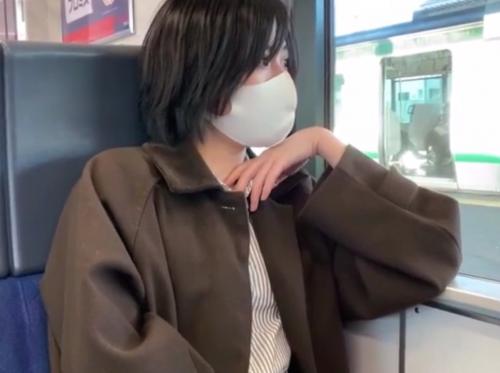 素人お姉さんが電車で隣の男に痴漢される