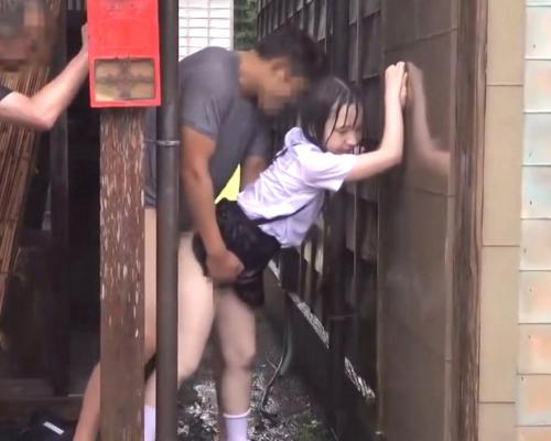 幼い女子小学生が人けのない裏路地に連れ込まれて強姦される - 肉欲ero動画